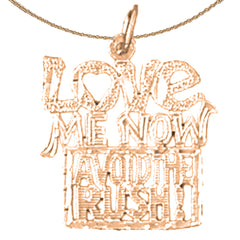 Anhänger mit dem Spruch „Love Me Now, Avoid the Rush“ aus 14 Karat oder 18 Karat Gold