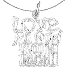 Anhänger mit dem Spruch „Love Me Now, Avoid the Rush“ aus 14 Karat oder 18 Karat Gold