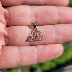 Anhänger mit dem Spruch „No Fear“ aus 14 Karat oder 18 Karat Gold