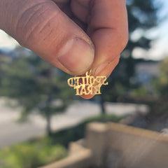 Anhänger mit Spruch „Spoiled Brat“ aus 14-karätigem oder 18-karätigem Gold