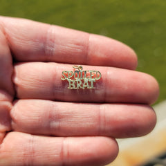 Anhänger mit Spruch „Spoiled Brat“ aus 14-karätigem oder 18-karätigem Gold