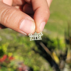 Anhänger mit Spruch „Spoiled Bitch“ aus 14 Karat oder 18 Karat Gold