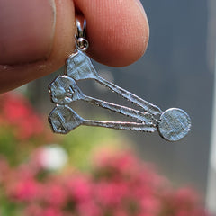 Darts-Anhänger aus 10 Karat, 14 Karat oder 18 Karat Gold