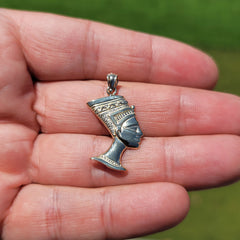 Colgante Nefertiti de oro de 10K, 14K o 18K