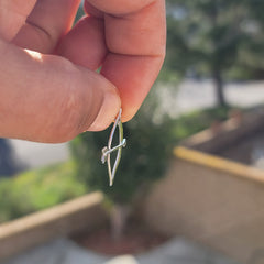 Colgante de arco y flecha de oro de 14 quilates o 18 quilates