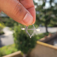 Colgante de arco y flecha de oro de 14 quilates o 18 quilates