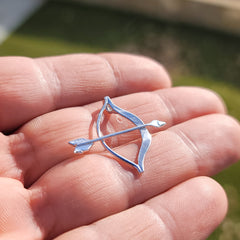 Colgante de arco y flecha de oro de 14 quilates o 18 quilates