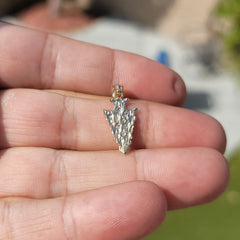 Colgante de punta de flecha de oro de 14 quilates o 18 quilates