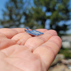 Spielkartenanhänger aus 10 Karat, 14 Karat oder 18 Karat Gold mit Ass und Bube