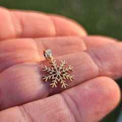 Colgante de copos de nieve de oro de 14 quilates o 18 quilates