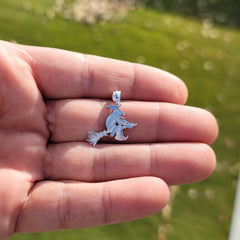 Anhänger „Hexe auf Besen“ aus 14 Karat oder 18 Karat Gold