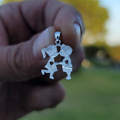 Anhänger „Junge und Mädchen küssen“ aus 14 Karat oder 18 Karat Gold