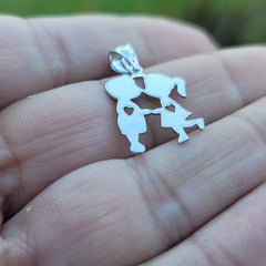 Anhänger „Junge und Mädchen küssen“ aus 14 Karat oder 18 Karat Gold