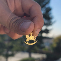 Colgante de caballo balancín de oro de 14 quilates o 18 quilates