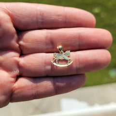 Colgante de caballo balancín de oro de 14 quilates o 18 quilates