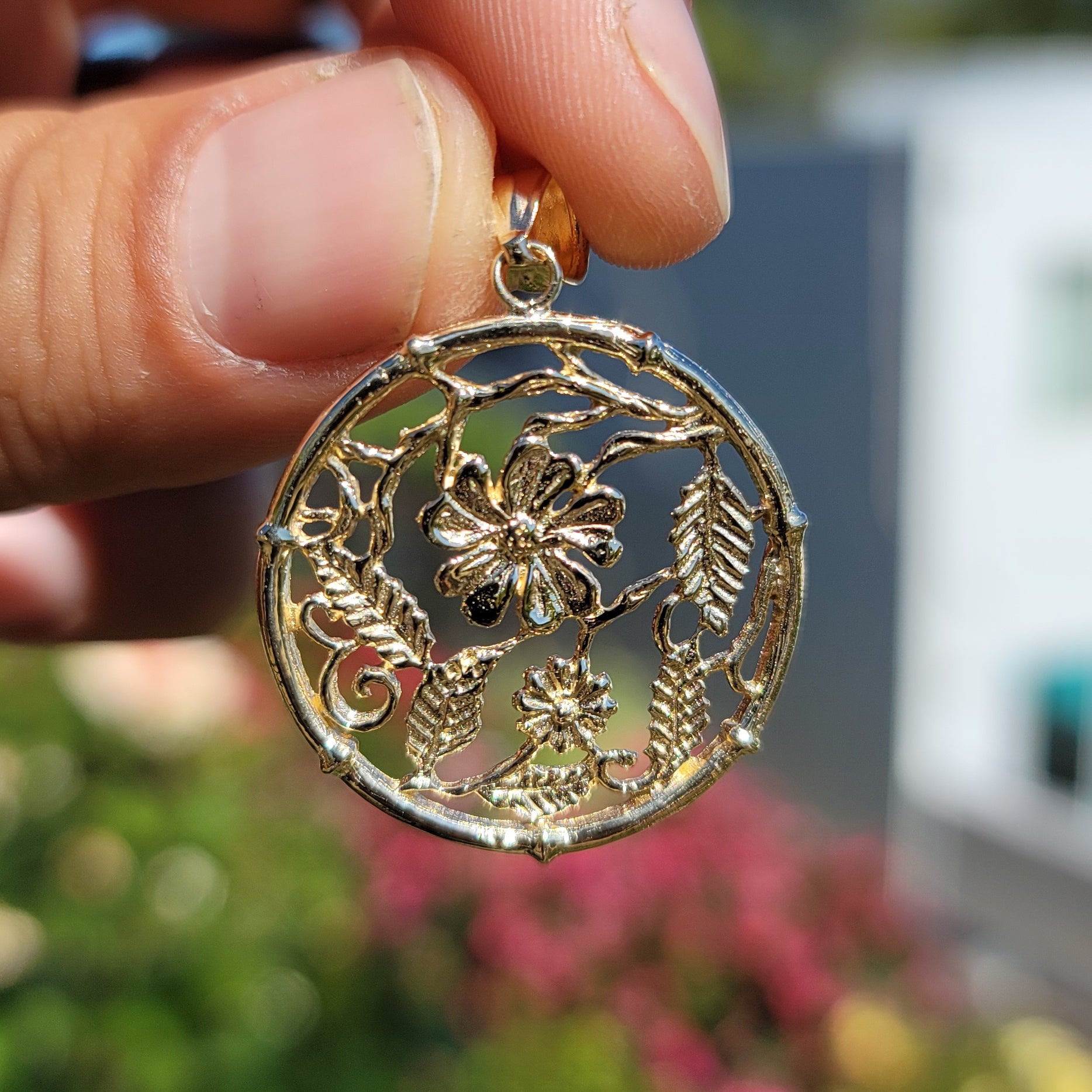 10K, 14K or 18K Gold Flower Design Pendant