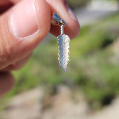 Colgante de plumas de oro de 14 quilates o 18 quilates
