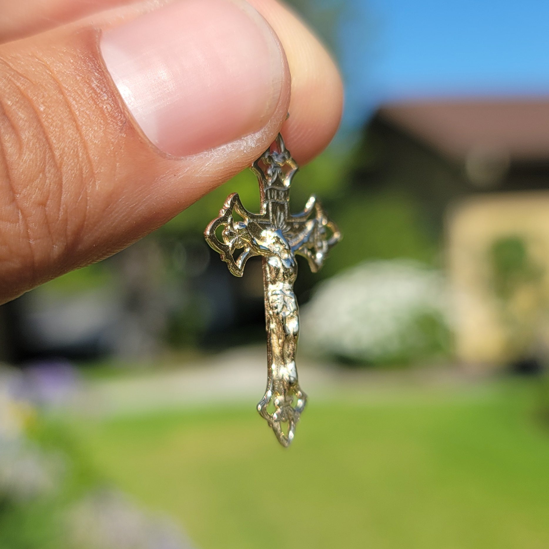 10K, 14K or 18K Gold Budded Crucifix Pendant