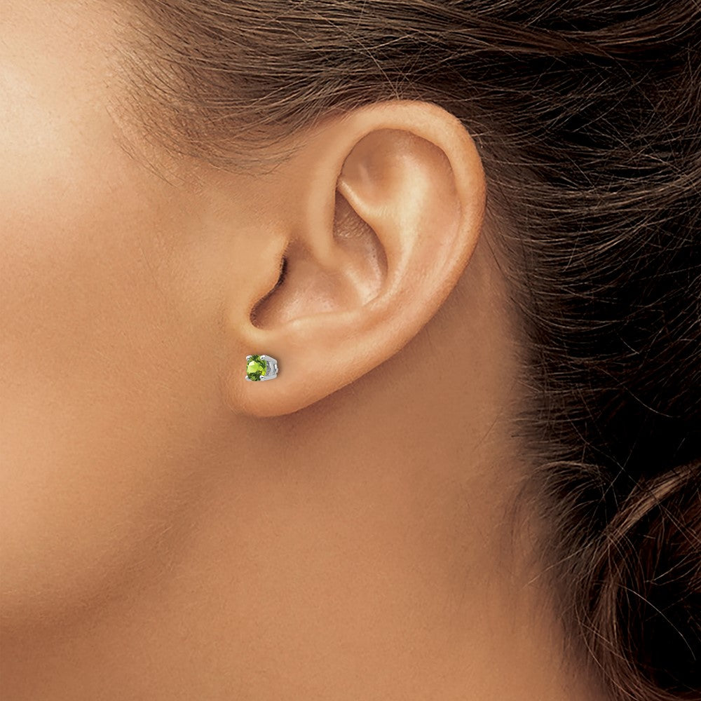 14K White Gold 4mm Peridot Stud Earrings