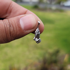 Colgante de manos rezando en plata de ley (bañado en rodio o oro amarillo)