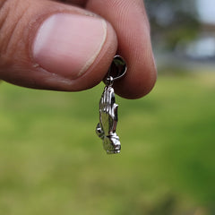 Colgante de manos rezando en plata de ley (bañado en rodio o oro amarillo)