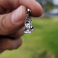 Colgante de manos rezando en plata de ley (bañado en rodio o oro amarillo)