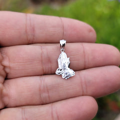 Colgante de manos rezando en plata de ley (bañado en rodio o oro amarillo)