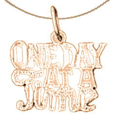 Anhänger aus 14-karätigem oder 18-karätigem Gold mit dem Spruch „One Day At A Time“
