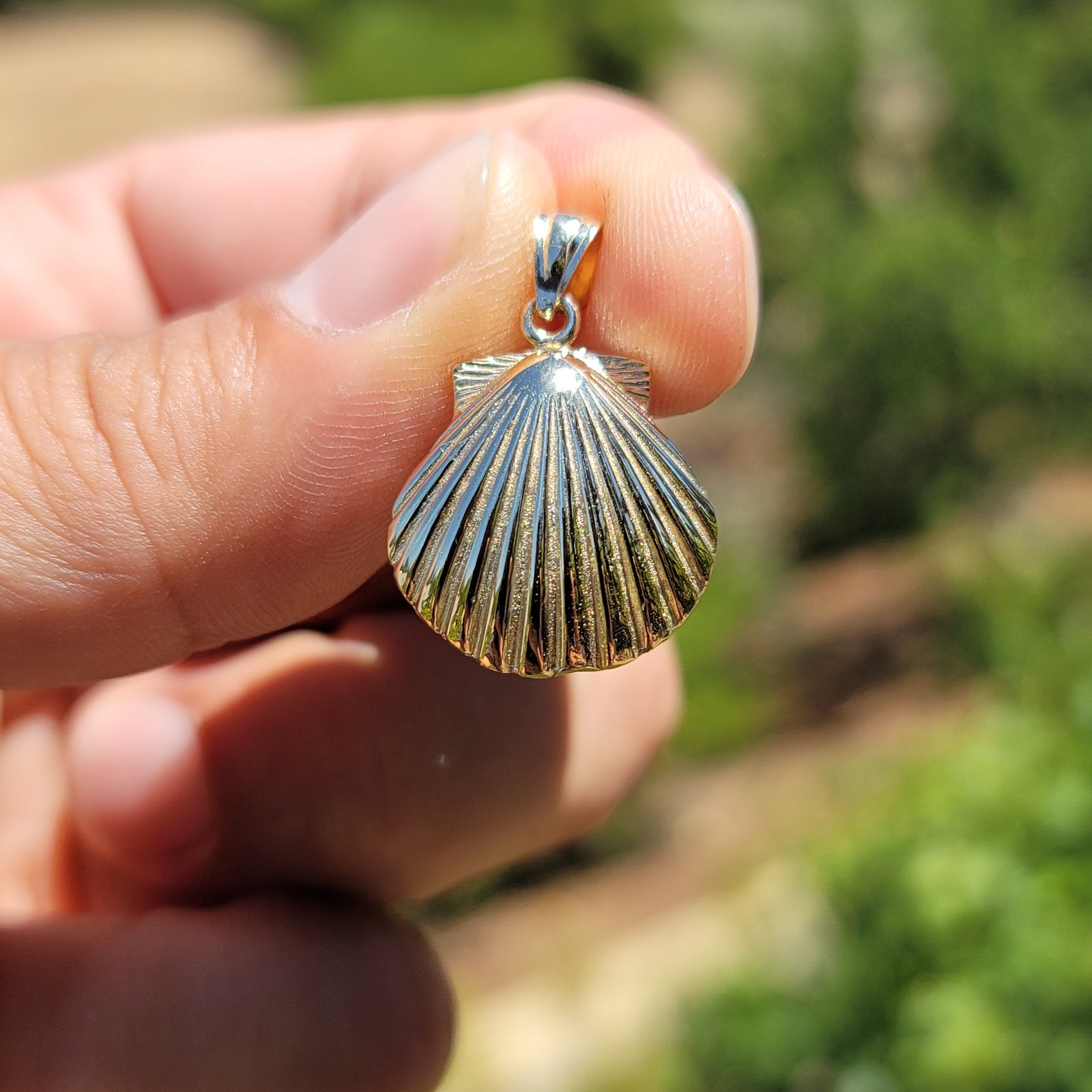 10K, 14K or 18K Gold Shell Pendant