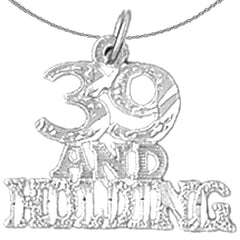 Anhänger „39 And Holding“, „Thirty Nine And Holding“ aus Sterlingsilber (rhodiniert oder gelbvergoldet)